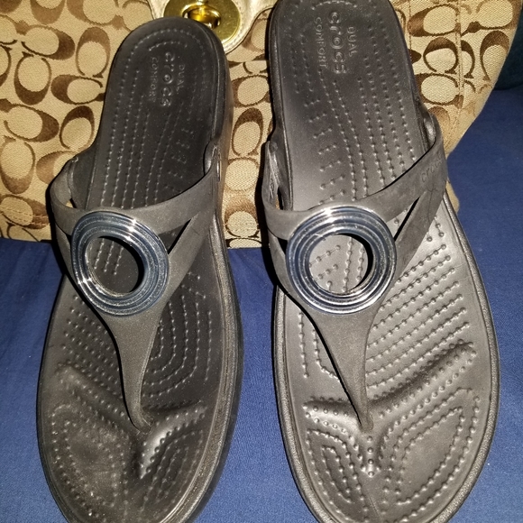 2 pair Crocs sandal/flip flop - Picture 2 of 11
